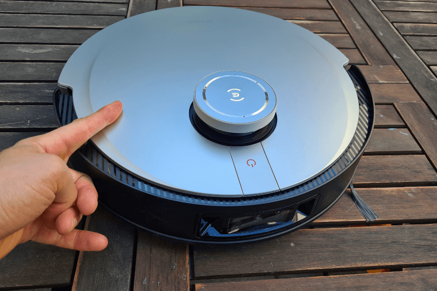 Metallische Oberfläche des Ecovacs Deebot X1 Turbo ist in der Nahaufnahme zu sehen